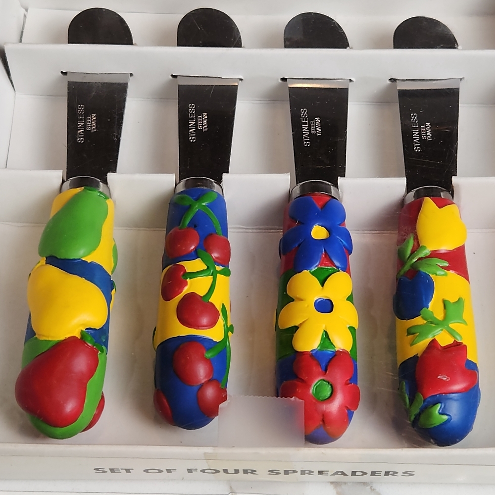 VINTAGE NEW SET OF FOUR SPREADERS FLORAL & VEGETABLES THEME